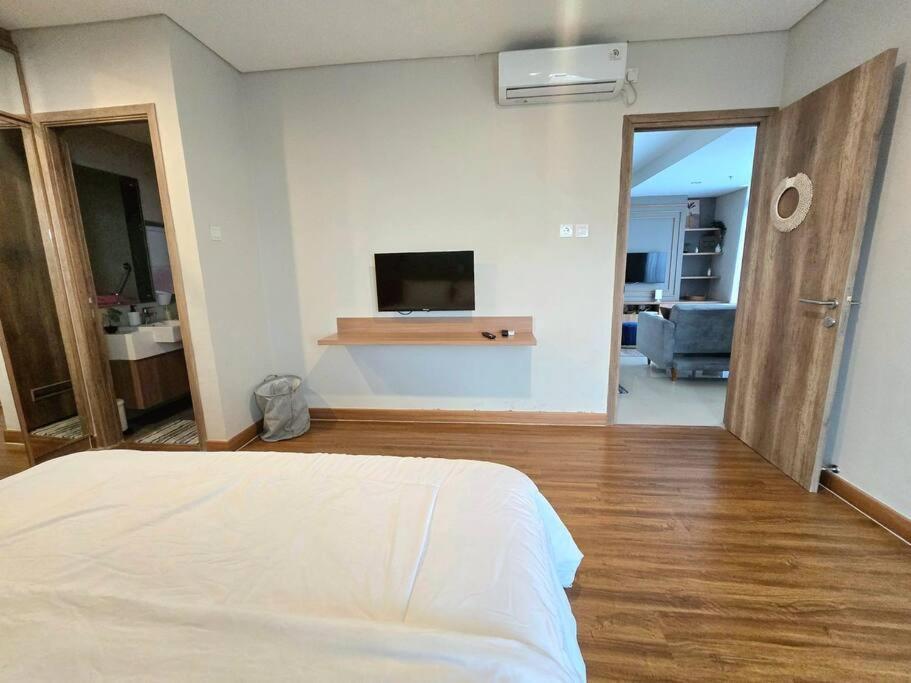 Pejaten Park 2 Bedroom Alistan With Pool, Washer And Netflix Apartemen Jakarta